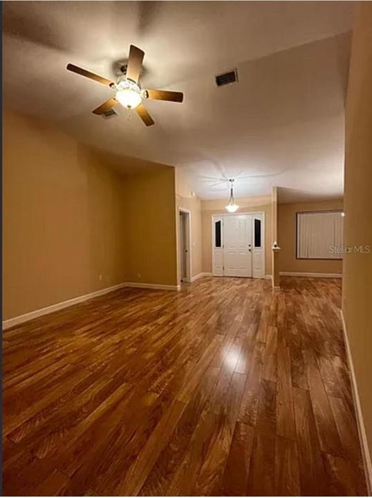 En Venta: $365,000 (3 camas, 2 baños, 2076 Pies cuadrados)