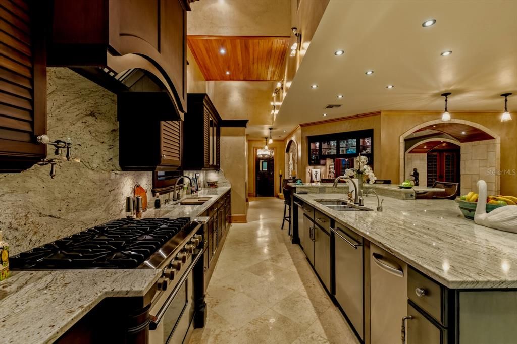 На продажу: $10,895,000 (5 спален, 6 ванн, 6417 Квадратных фут)