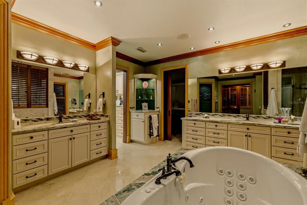 На продажу: $10,895,000 (5 спален, 6 ванн, 6417 Квадратных фут)