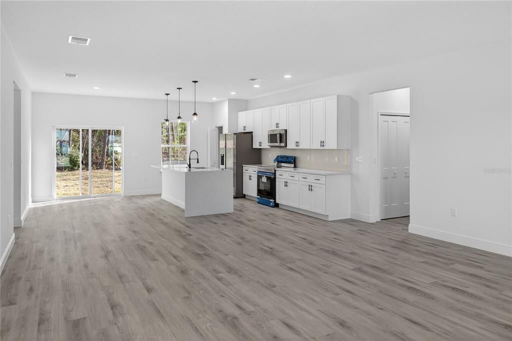 В аренду: $2,100 (4 спален, 2 ванн, 1774 Квадратных фут)