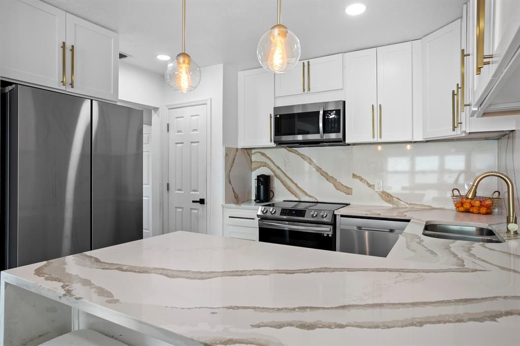 待售: $919,000 (4 贝兹, 2 浴室, 2059 平方英尺)