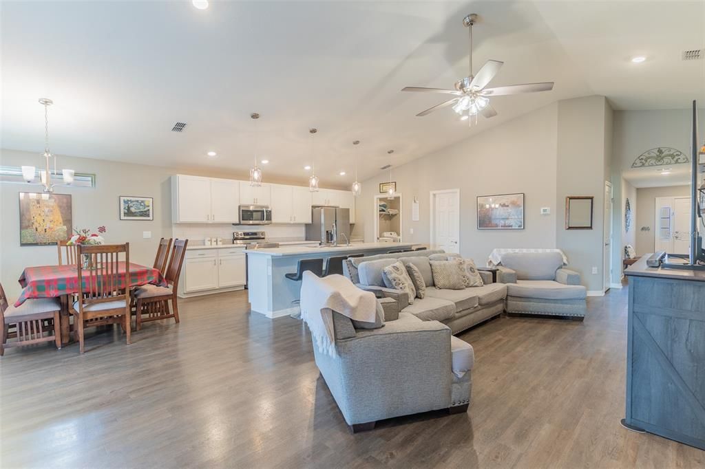 待售: $339,990 (4 贝兹, 2 浴室, 2004 平方英尺)