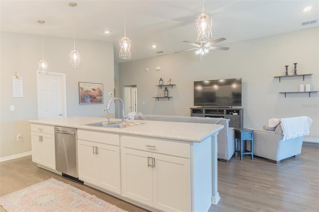 待售: $339,990 (4 贝兹, 2 浴室, 2004 平方英尺)