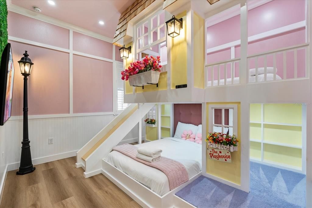 For Sale: $1,249,000 (5 beds, 5 baths, 3530 Square Feet)