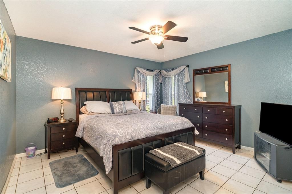 For Sale: $374,999 (3 beds, 3 baths, 2296 Square Feet)