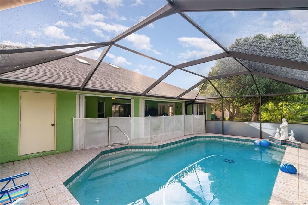 For Sale: $374,999 (3 beds, 3 baths, 2296 Square Feet)