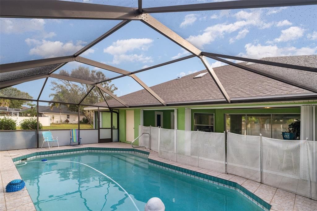 For Sale: $374,999 (3 beds, 3 baths, 2296 Square Feet)