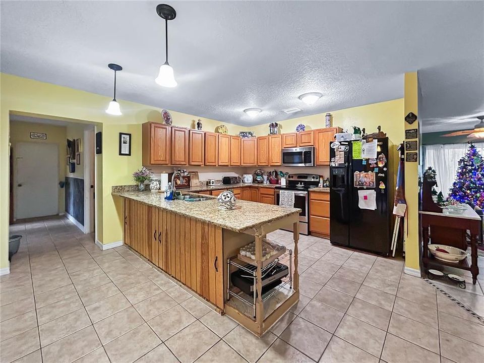 待售: $390,000 (5 贝兹, 2 浴室, 2031 平方英尺)