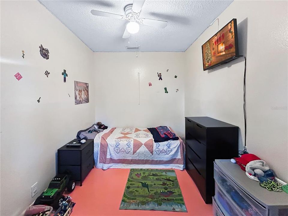 待售: $390,000 (5 贝兹, 2 浴室, 2031 平方英尺)