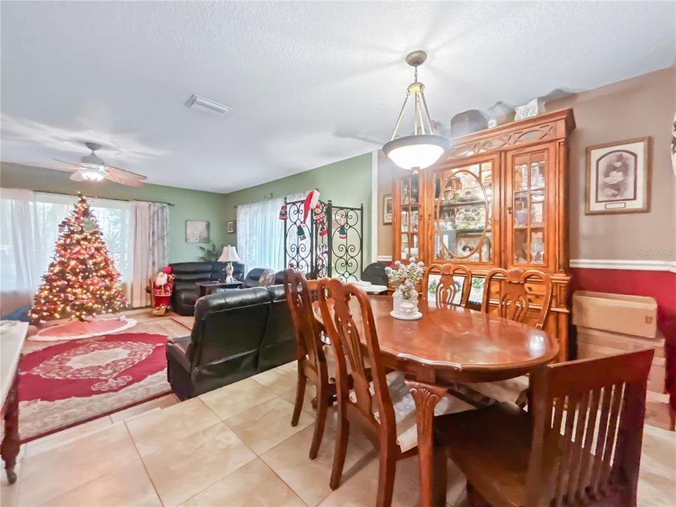 待售: $390,000 (5 贝兹, 2 浴室, 2031 平方英尺)