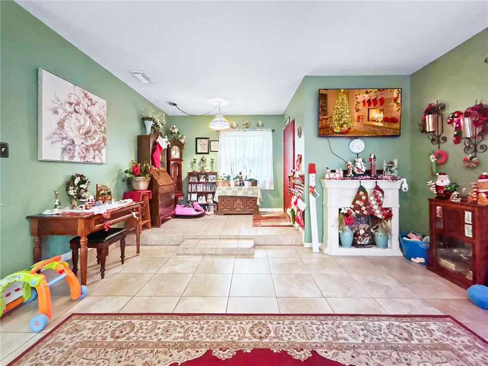 待售: $390,000 (5 贝兹, 2 浴室, 2031 平方英尺)