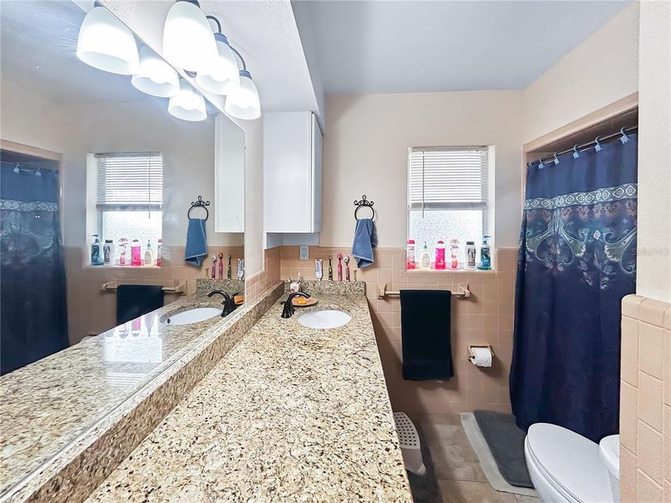 待售: $390,000 (5 贝兹, 2 浴室, 2031 平方英尺)