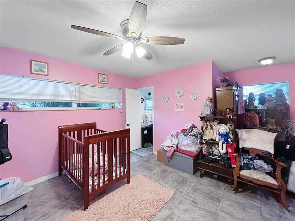 待售: $390,000 (5 贝兹, 2 浴室, 2031 平方英尺)