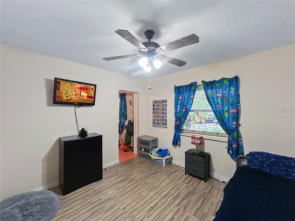 待售: $390,000 (5 贝兹, 2 浴室, 2031 平方英尺)