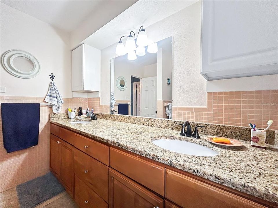 待售: $390,000 (5 贝兹, 2 浴室, 2031 平方英尺)