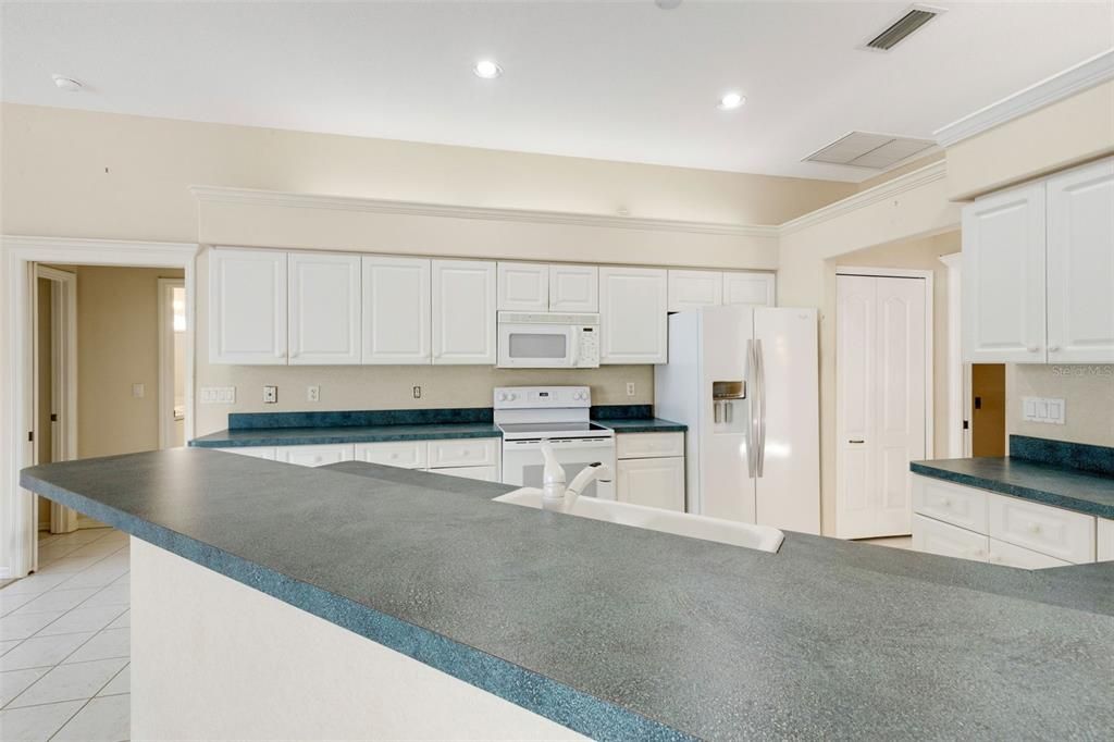 En Venta: $449,000 (3 camas, 2 baños, 2022 Pies cuadrados)