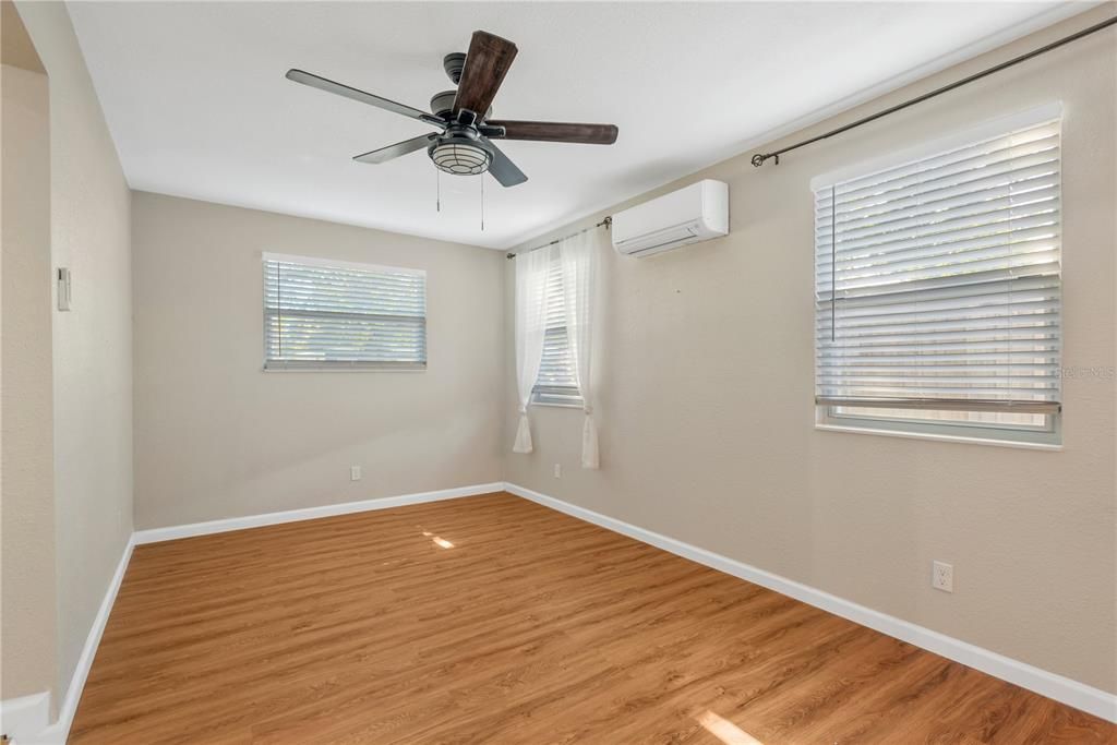 待售: $469,900 (4 贝兹, 2 浴室, 1340 平方英尺)