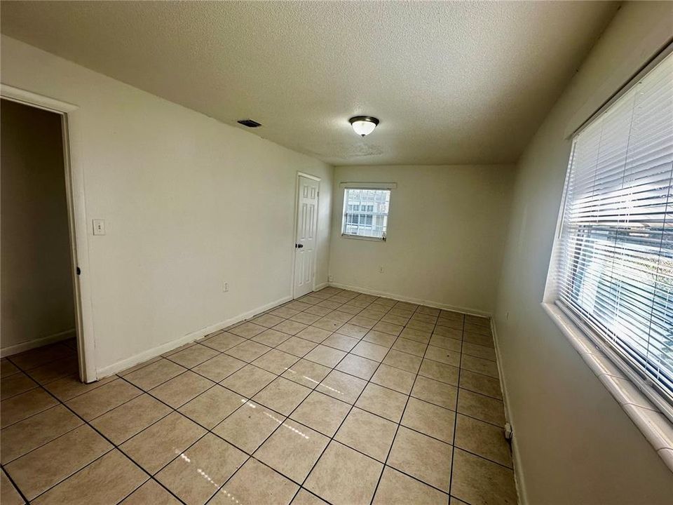 For Rent: $1,700 (3 beds, 1 baths, 960 Square Feet)