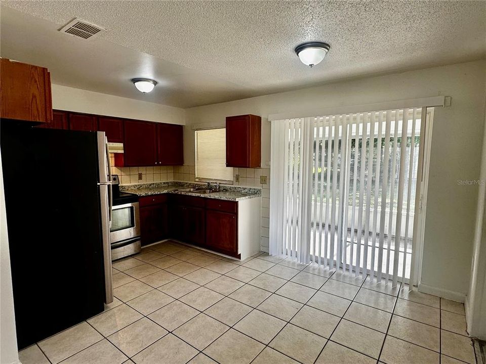 For Rent: $1,700 (3 beds, 1 baths, 960 Square Feet)