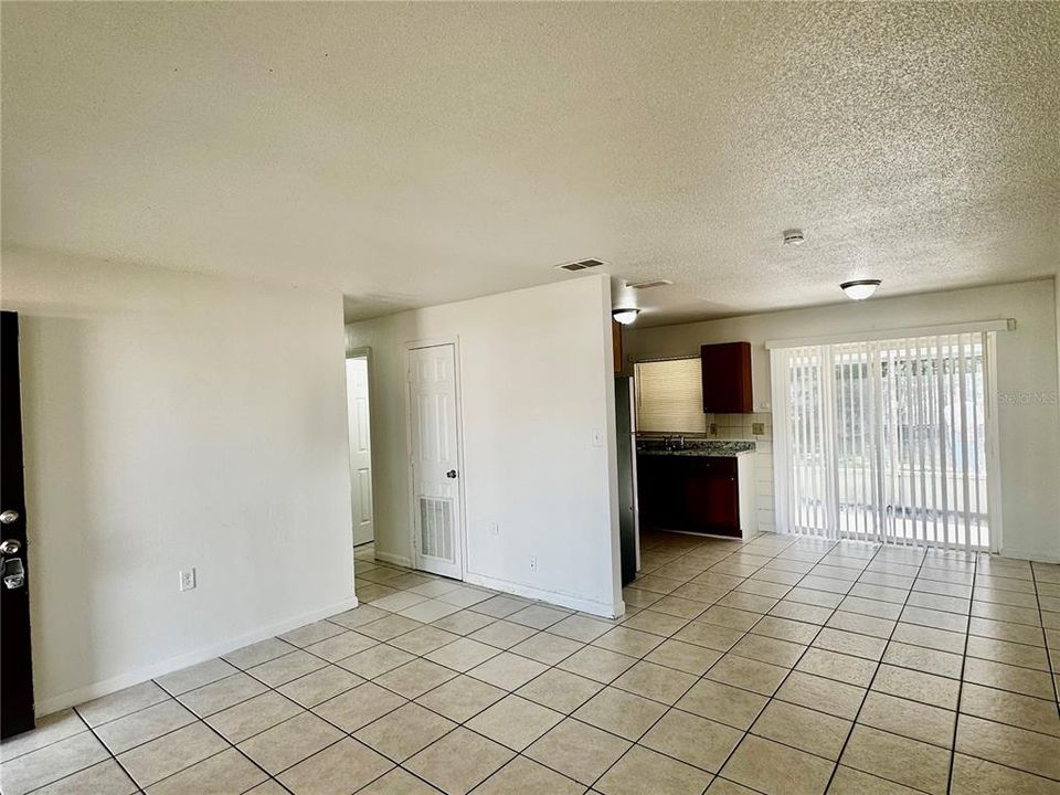 For Rent: $1,700 (3 beds, 1 baths, 960 Square Feet)