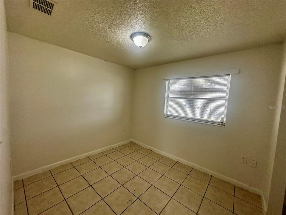 For Rent: $1,700 (3 beds, 1 baths, 960 Square Feet)