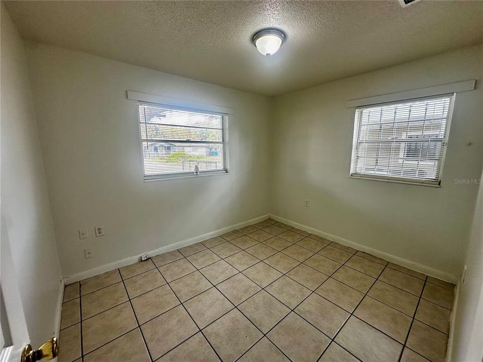 For Rent: $1,700 (3 beds, 1 baths, 960 Square Feet)