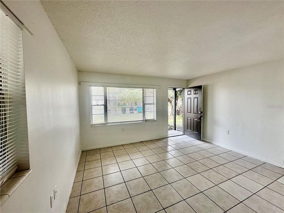 For Rent: $1,700 (3 beds, 1 baths, 960 Square Feet)
