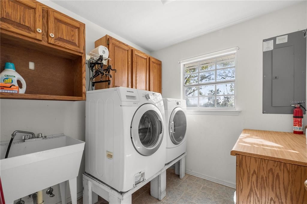 For Sale: $558,000 (4 beds, 2 baths, 2324 Square Feet)