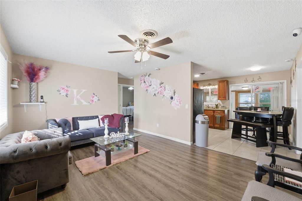 For Sale: $264,700 (2 beds, 2 baths, 1008 Square Feet)