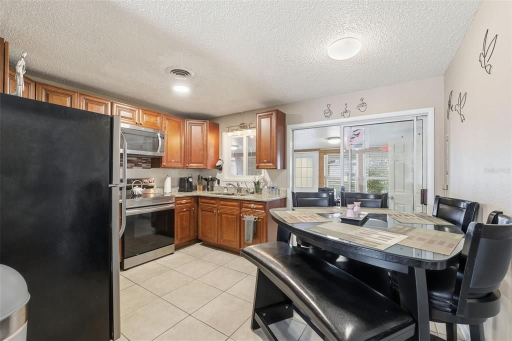 For Sale: $264,700 (2 beds, 2 baths, 1008 Square Feet)