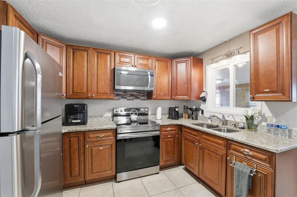 For Sale: $264,700 (2 beds, 2 baths, 1008 Square Feet)