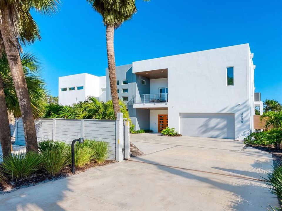 For Sale: $3,775,000 (4 beds, 4 baths, 3788 Square Feet)