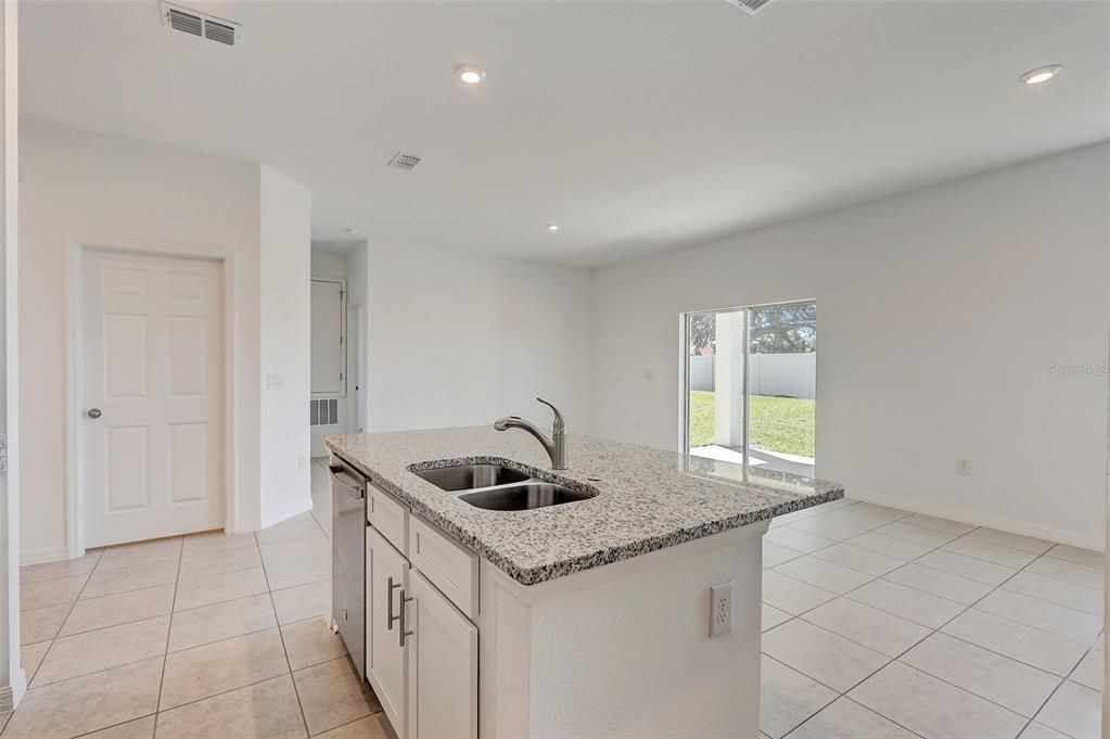 En Venta: $300,485 (3 camas, 2 baños, 1350 Pies cuadrados)