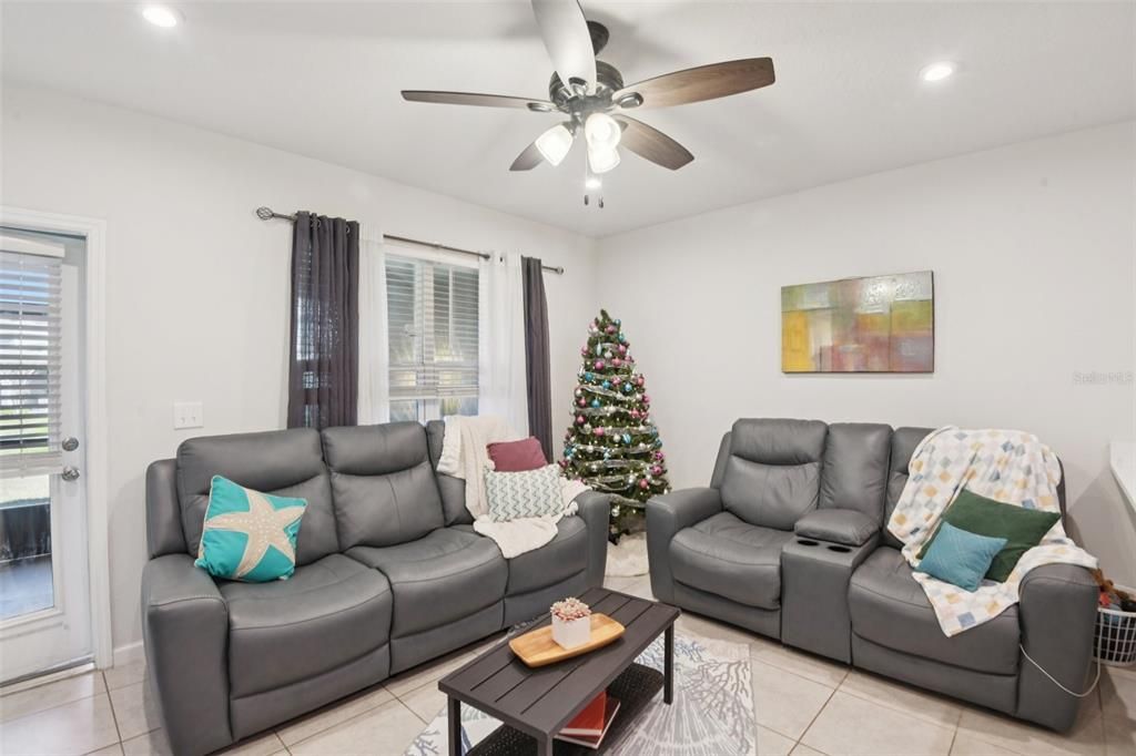 En Venta: $299,900 (3 camas, 2 baños, 1440 Pies cuadrados)