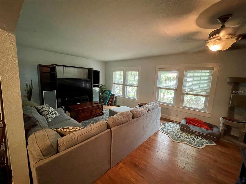 В аренду: $2,400 (3 спален, 2 ванн, 1564 Квадратных фут)