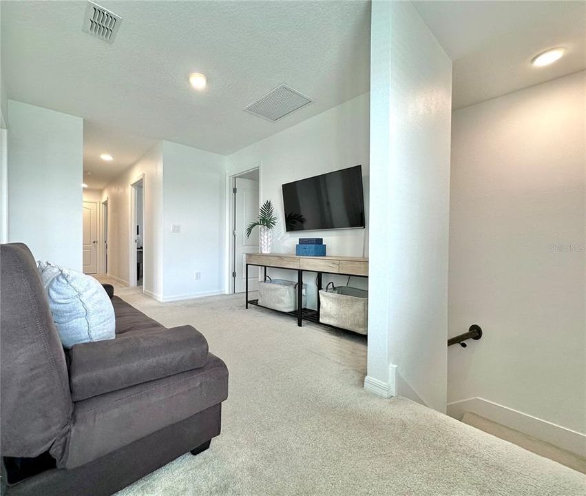 For Rent: $2,999 (4 beds, 2 baths, 2401 Square Feet)