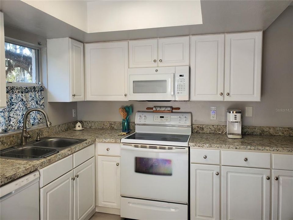 На продажу: $212,000 (2 спален, 1 ванн, 1242 Квадратных фут)