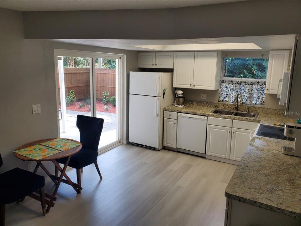 На продажу: $212,000 (2 спален, 1 ванн, 1242 Квадратных фут)