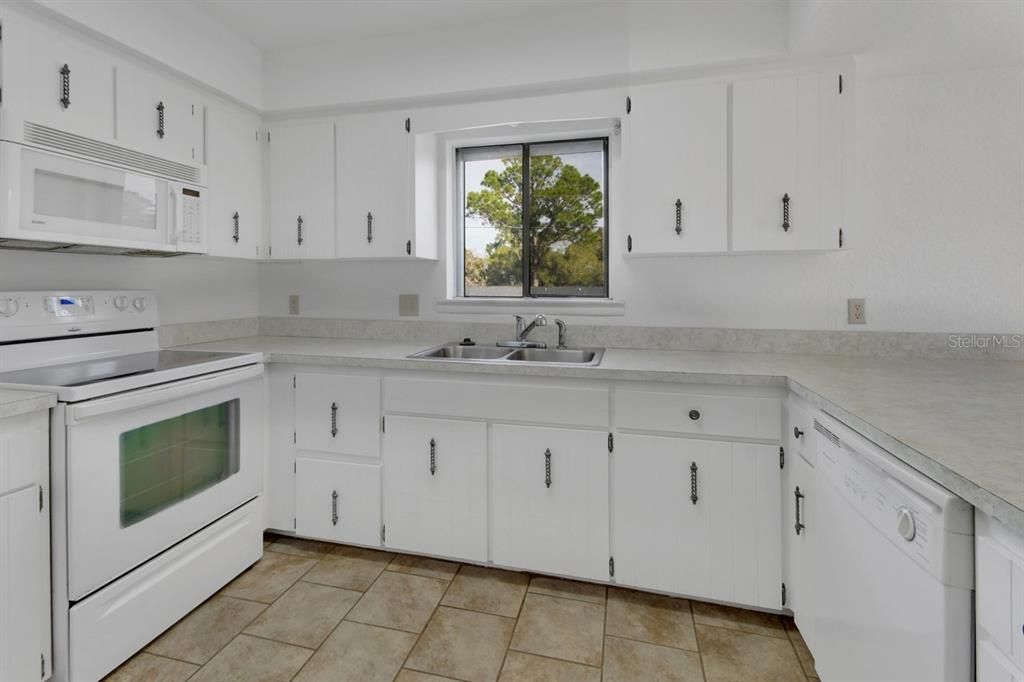 For Sale: $125,000 (2 beds, 2 baths, 1156 Square Feet)