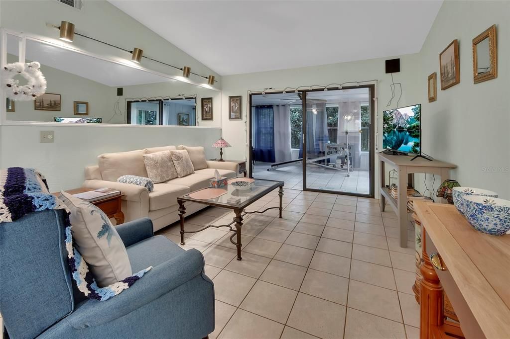 En Venta: $264,000 (2 camas, 2 baños, 1021 Pies cuadrados)