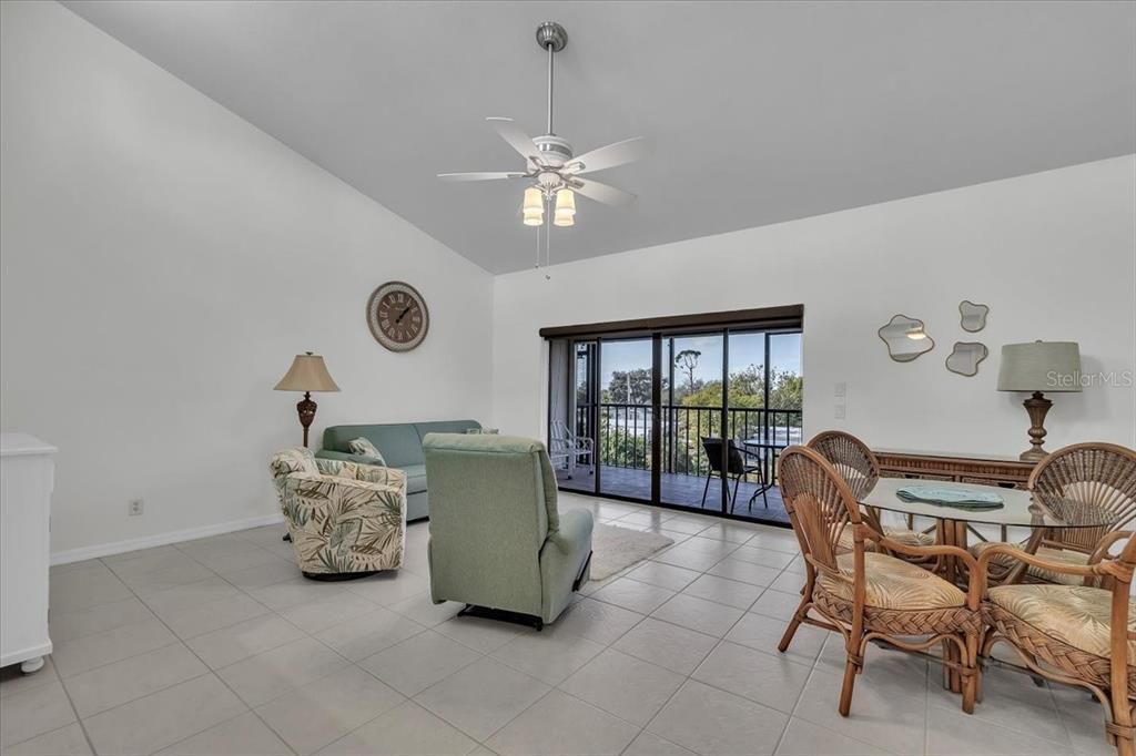 На продажу: $135,000 (2 спален, 2 ванн, 688 Квадратных фут)