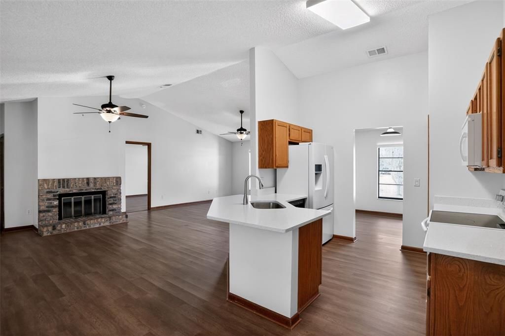 En Venta: $314,900 (4 camas, 2 baños, 1562 Pies cuadrados)