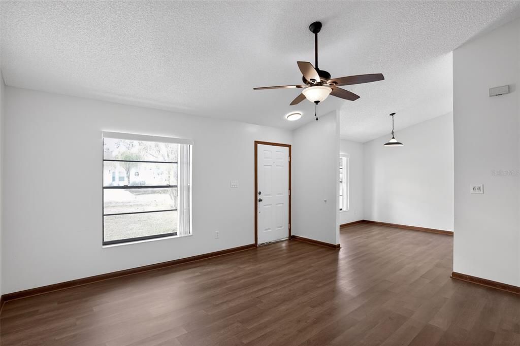 En Venta: $314,900 (4 camas, 2 baños, 1562 Pies cuadrados)