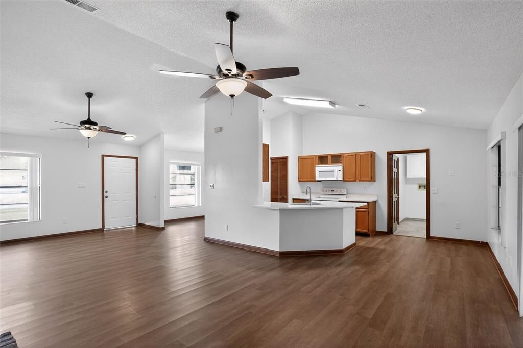 En Venta: $314,900 (4 camas, 2 baños, 1562 Pies cuadrados)