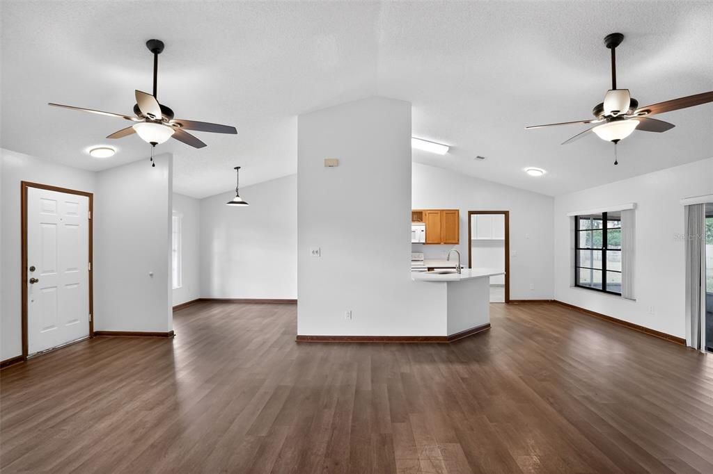 En Venta: $314,900 (4 camas, 2 baños, 1562 Pies cuadrados)