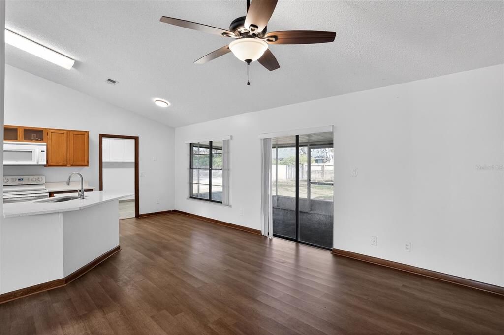 En Venta: $314,900 (4 camas, 2 baños, 1562 Pies cuadrados)