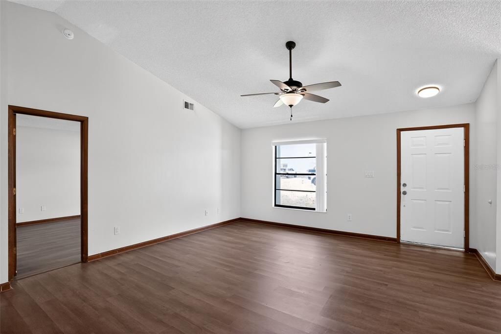 En Venta: $314,900 (4 camas, 2 baños, 1562 Pies cuadrados)