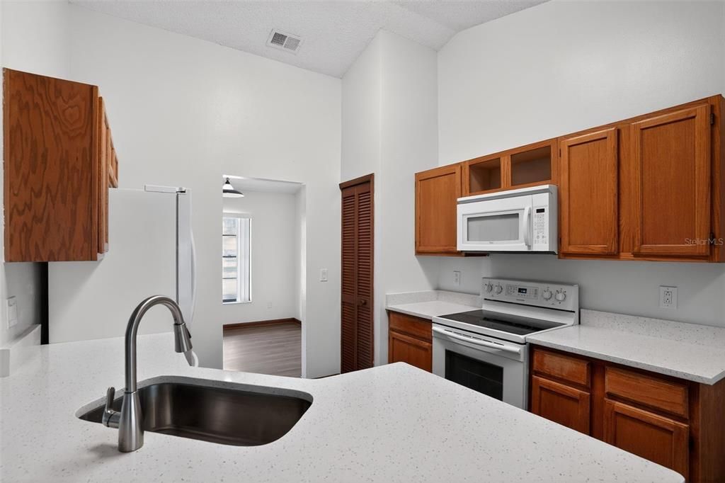 En Venta: $314,900 (4 camas, 2 baños, 1562 Pies cuadrados)