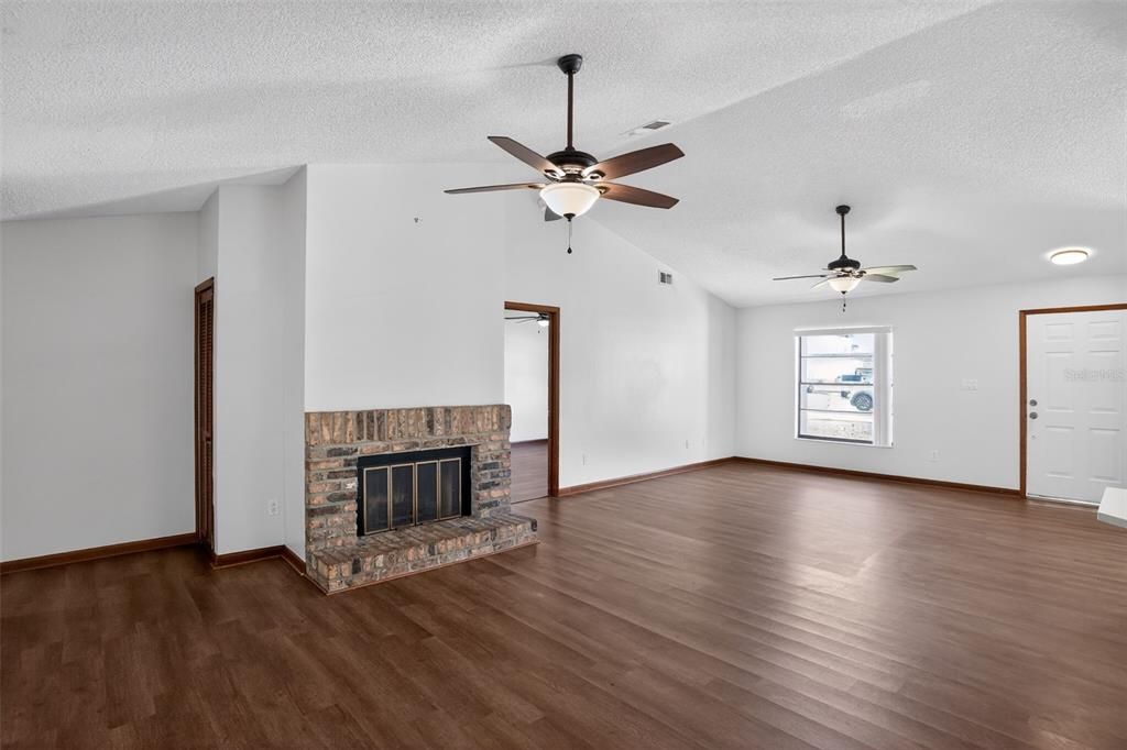 En Venta: $314,900 (4 camas, 2 baños, 1562 Pies cuadrados)