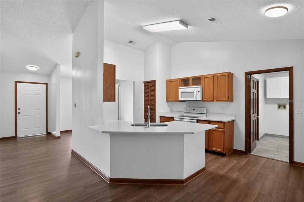 En Venta: $314,900 (4 camas, 2 baños, 1562 Pies cuadrados)